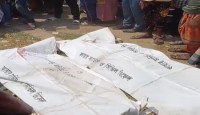 নওগাঁয় মোটরসাইকেলের মুখোমুখি সংঘর্ষে স্ব...
